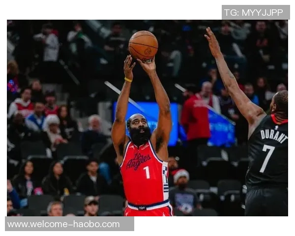 哈登半场表现低迷仅得6分助攻却有8次助攻球队面临挑战